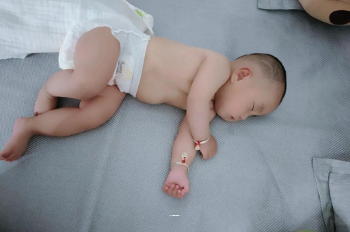 钟祥怀孕多久会显肚子